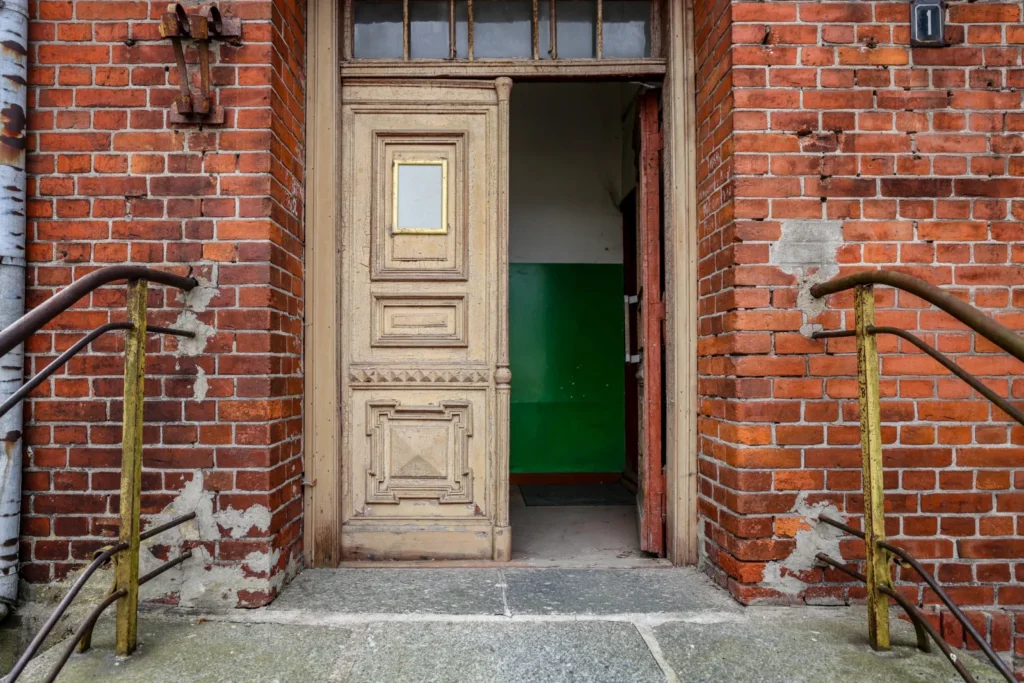 raudona plyta priekule 001