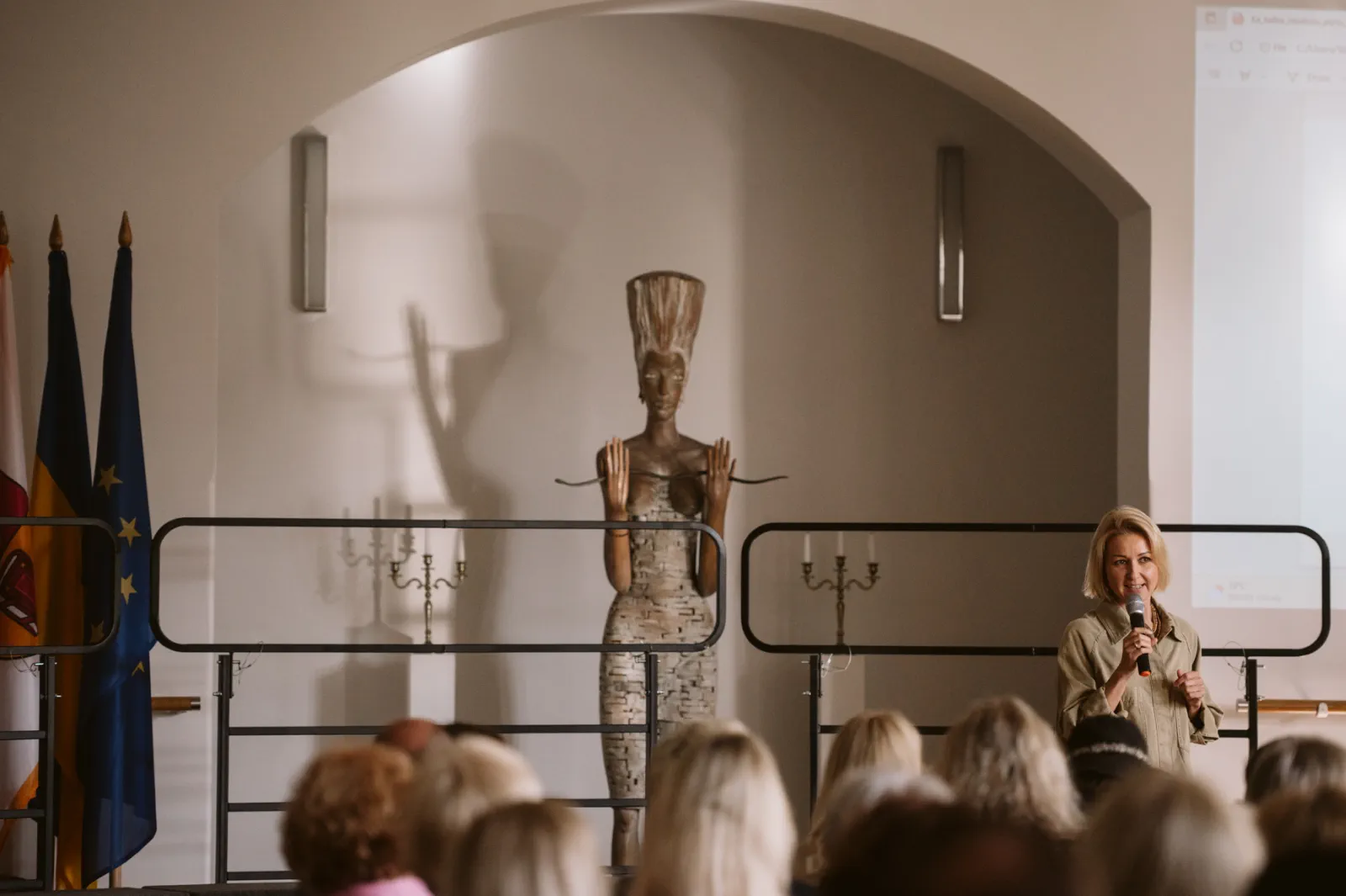 Paskaita ką kalba raudonų plytų pastatai