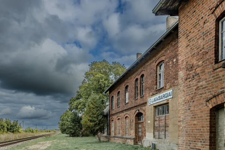 Griūvanti raudonų plytų Lauksargių geležinkelio stotis