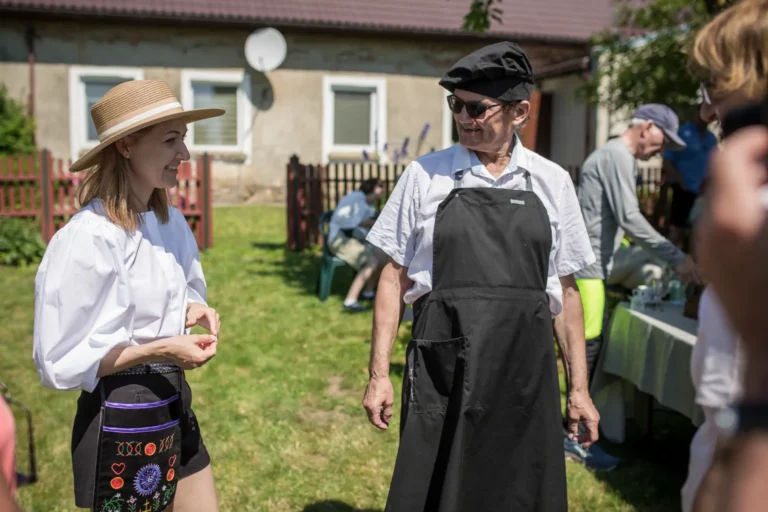 Edita ir Helmutas - tėtis ir dukra, šišioniškiai. Pasakoja apie Klaipėdos krašto istoriją.