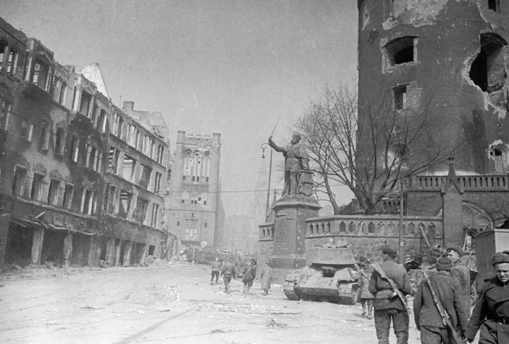 Apgriauto Karaliaučiaus centre, prie Karaliaučiaus pilies ir kaizerio Wilhelmo paminklo, 1945 m. balandis. Autorius Emmanuil Evzerikhin. Šaltinis: waralbum.ru