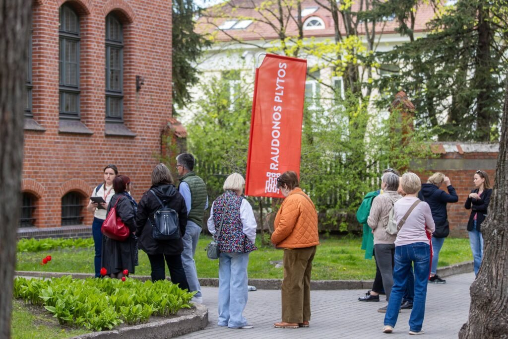 Projekto Klaipėdos raudonų plytų istorijos ekskursija ir turistai prie Klaipėdos universiteto socialinių ir humanitarinių mokslų fakulteto.